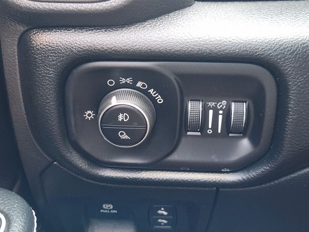 2022 RAM 1500 Laramie Crew Cab 4x2 5'7' Box