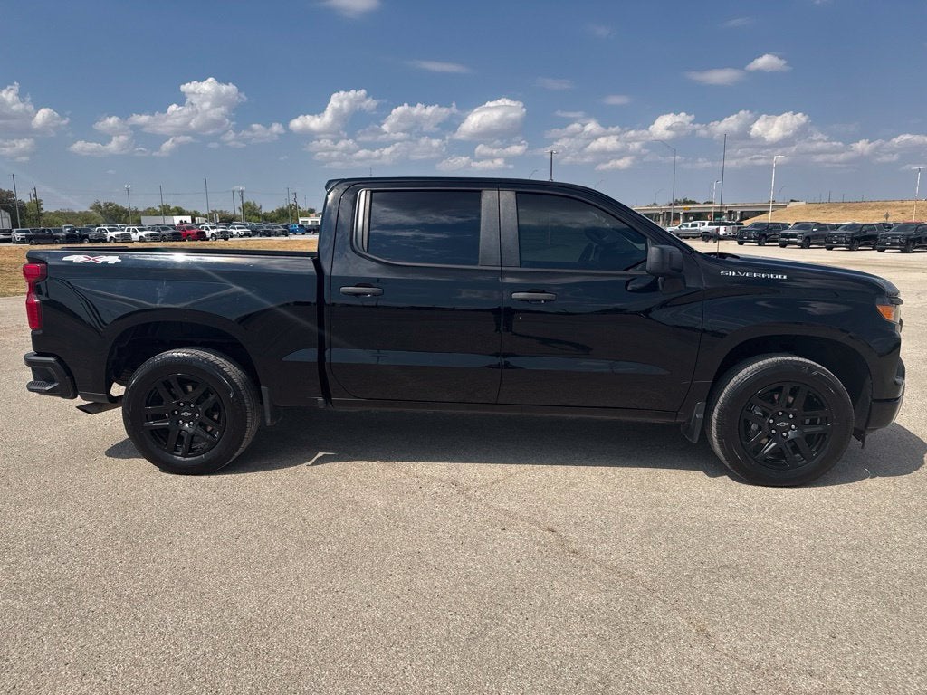 2023 Chevrolet Silverado 1500 4WD Crew Cab Short Bed Custom
